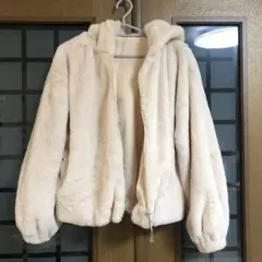 フード付きクリーム色ボアジャケット