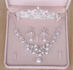 パール & ラインストーン　たっぷりキラキラ　ピアス&ネックレス2点セット