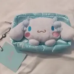 シナモロール　ポーチ　ぬいぐるみポーチ　ふわふわポーチ　サテン　サンリオ