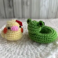オカメインコ カエルの浮き輪 あみぐるみ ハンドメイド かぎ針編み 置物のサムネイル