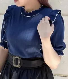 axes femme パール調装飾付きフリルトップスのサムネイル