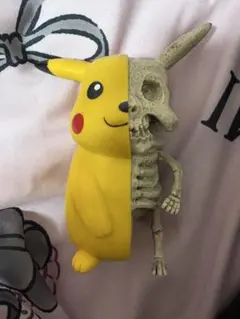 【海外限定】ピカチュウハーフスカルフィギュア ポケモン スケルトン 骨 任天堂のサムネイル