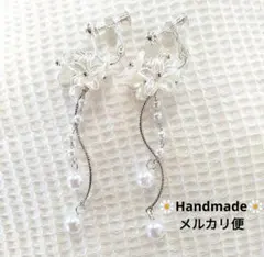 760.お花イヤリング✾匿名配送✾送料込み✾揺れるホワイトフラワー小花パール