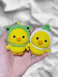 カエルと白ねぎの被り物をした可愛いひよこちゃんのサムネイル