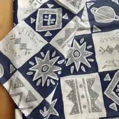 ネイビーとホワイトの幾何学模様生地