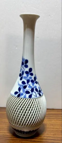 波佐見焼　寿峰 染付 透かし彫り 花瓶 一輪挿し