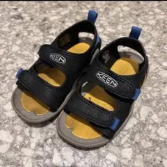 KEENのブラックとブルーのサンダル