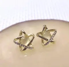 立体デザイン 星型ピアス ゴールド