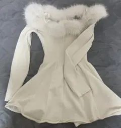 ファー・ストラップ付きオフショルダーニットミニワンピース