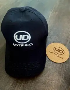 UD TRUCKS ロゴ刺繍 キャップ & コースター