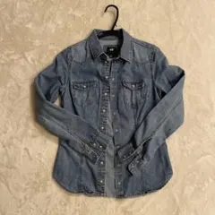 ❹H&M ライトブルーデニムシャツ 長袖