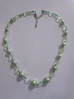 緑色と透明のビーズネックレス