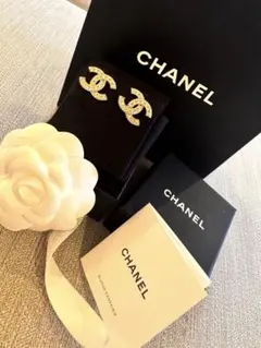 CHANELシャネルCCロゴ ラインストーン ピアス ゴールド A25S 正規品のサムネイル