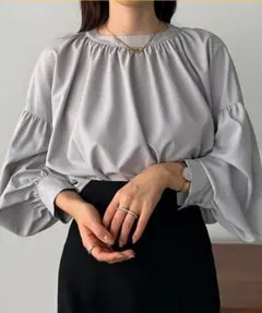 【新品タグ付】Louere ボリュームスリーブ ギャザーブラウス グレー Sのサムネイル