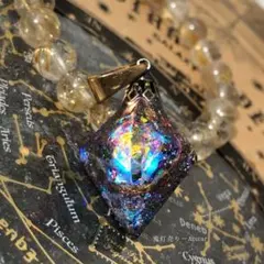 ブラックオパール色の光を集めて。 蓄光宇宙レジンネックレス