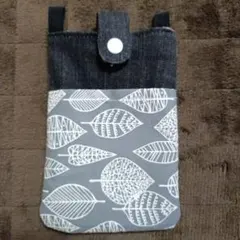 ストラップ無し　ハンドメイド　スマホショルダーバック　（葉っぱ）