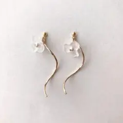 フラワーモチーフ ゴールドピアス