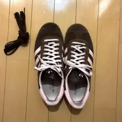 adidas gazelle ブラウン ピンク スニーカー