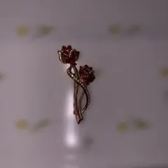 エレガントなゴールドブローチ 花モチーフ