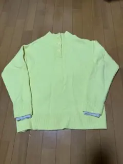 イエローボタン付きハイネックニット