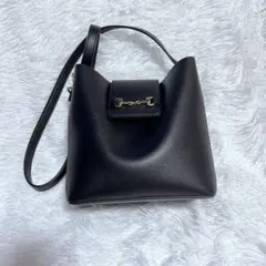 ブラック ショルダーバッグ シンプルデザイン