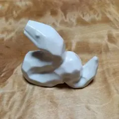 白い陶器 へび 置物
