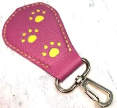 濃いピンクレザー足跡型抜き黄色キーホルダー#0970ハンドメイドJA龍★匿名配送