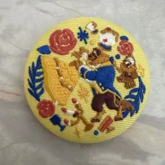 Disney 刺繍缶バッジ　美女と野獣　ベルとビースト