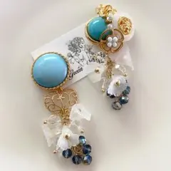 夏イヤリング　ピアス　アシメアンティークボタンとフラワービーズ　スカイブルー
