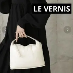 LE VERNIS パッファーハンドバッグ　光沢　ワンハンドル型　パフデザインのサムネイル
