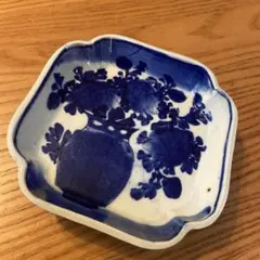 大正期　青と白の花瓶模様の陶磁器皿