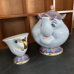 美女と野獣　ポット夫人（ポット）と息子のチップ（カップ）のティーセットです。