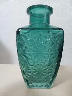 エメラルドグリーンのガラス花瓶