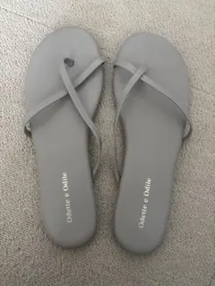 新品Odette e Odile グレー トングサンダルのサムネイル