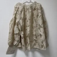 alumu 花柄バルーン袖シャツ ベージュ