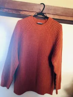 GUブランドのニットセーター、サイズM