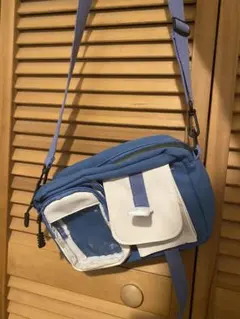 青いショルダーバッグ フロントポケット付き