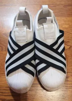 adidas ストライプスリッポンスニーカー