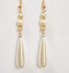 ホワイトパールとしずくパールのきれいめピアス　フォーマル