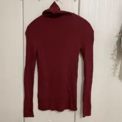UNIQLO バーガンディ レッド　タートルネックセーター