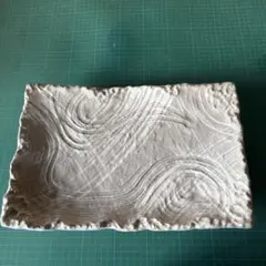 大皿波模様の白い陶器