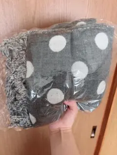 【新品未使用】水玉模様マフラーひざ掛けショールストール