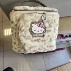 しまむら　最新ハローキティ ファーポーチ ベージュ　白　ヒョウ柄