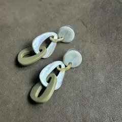 ピスタチオ色　トライアングル二連ピアス／イヤリング　バッファローホーン　水牛