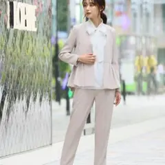 ベージュ　ペプラム　パンツセットアップ　フォーマル　スーツ　フリル　大人可愛い