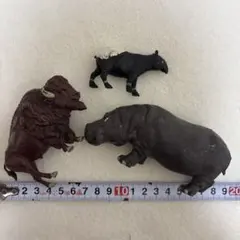 ブリテン社　動物フィギュア 3体セット カバ バイソン バク