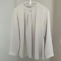 淡いベージュ 長袖シャツ