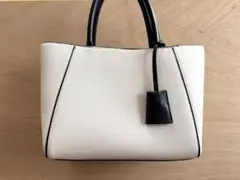 ZARABASICハンドバッグ オフホワイト デザインバッグ 美品のサムネイル