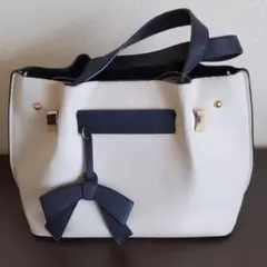 白バッグ リボンチャーム