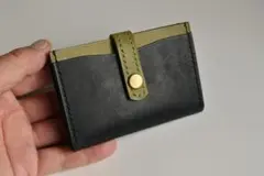 ベルトで留めるカードケース　黒×緑　在庫処分セール価格になります